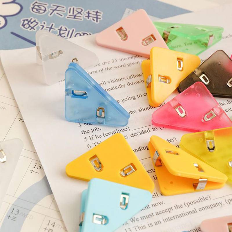 ⭐ iLado ⭐ 【1 PC】 Kẹp tài liệu mini Tam giác kẹp giữ Kẹp Bướm kẹp nhựa Văn phòng phẩm trong suốt nhiều màu màu đặc Học Sinh kẹp giấy đồ dùng học tập Acrylic Tiện Dụng Cho Học Sinh cho trường học văn phòng dễ thương