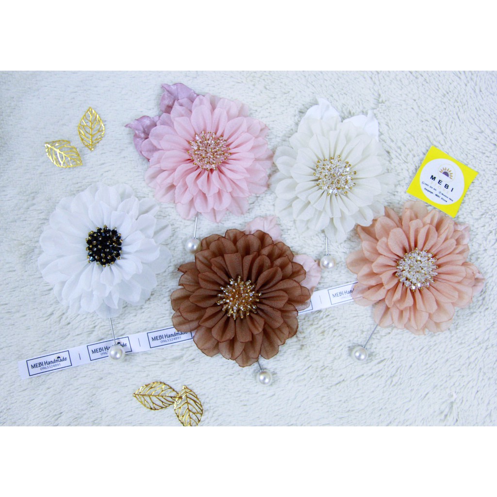(Ảnh thật) Hoa cài áo handmade mẫu thược dược nhụy pha lê mix 2 lá gấm nobox