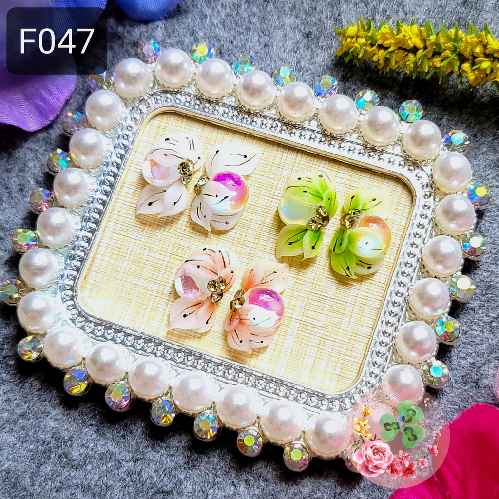 Mẫu: F047 . Hoa bột " Hoa ôm đá cầu vồng " đính móng siêu xinh.