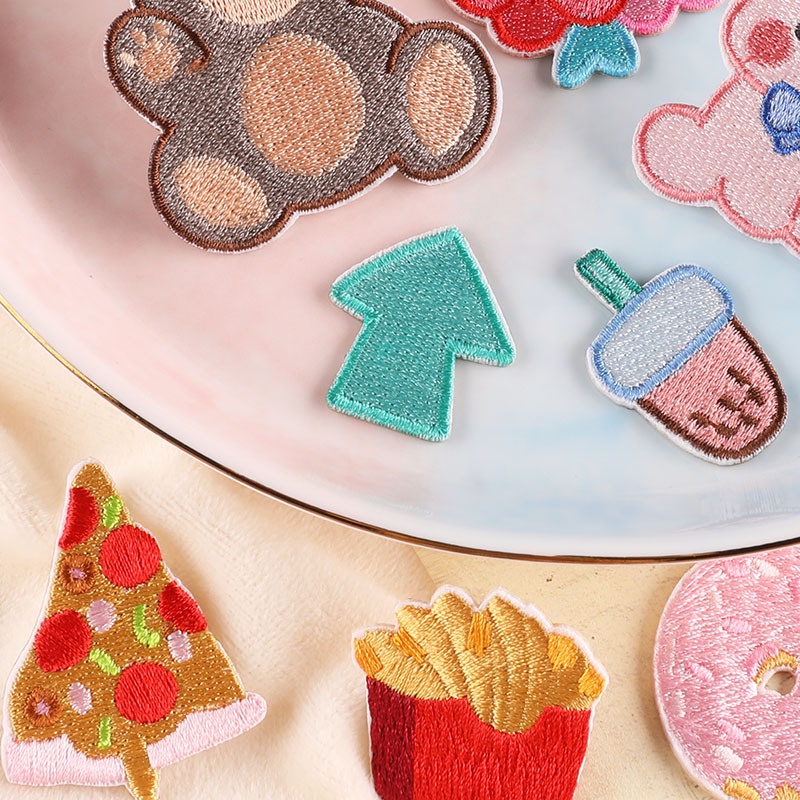 Miếng Dán Tự Dính Họa Tiết Hoạt Hình Dễ Thương Dùng Để Trang Trí Túi Xách/ Quần Áo Tiện Dụng