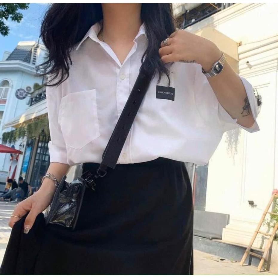 Áo SƠ MI NỮ form rộng cổ bẻ tay lỡ có túi dáng ulzzang freesize unisex thêu LOGO ĐEN 20 INCH màu trắng ་