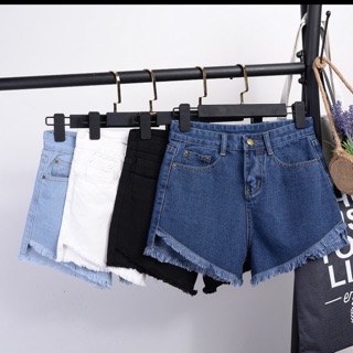 Quần short jean lưng cao ống rộng.