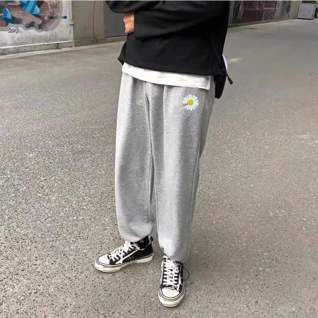 QUẦN JOGGER NAM NỮ HOA CÚC HÀN QUỐC HOT - QUẦN BOOM THỤNG THÊU HOA XÁM ĐEN