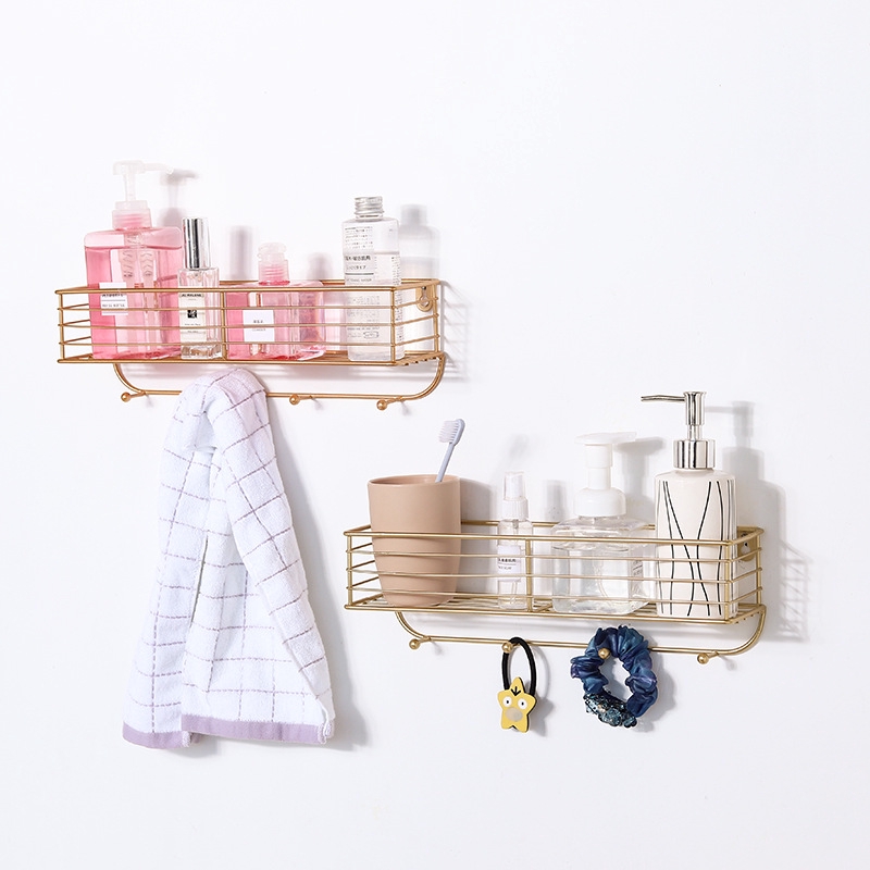 Kệ sắt gắn tường kèm móc treo đỡ vật dụng tiện lợi cho phòng bếp phòng tắm