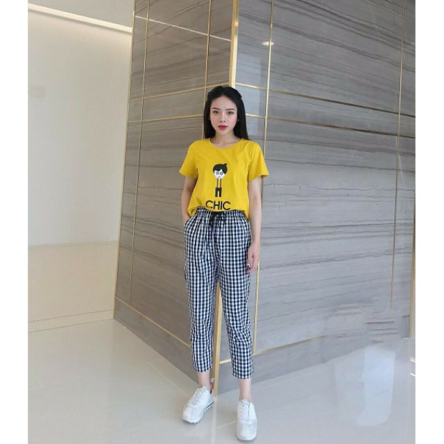 Bộ áo thun quần kẻ thô chic