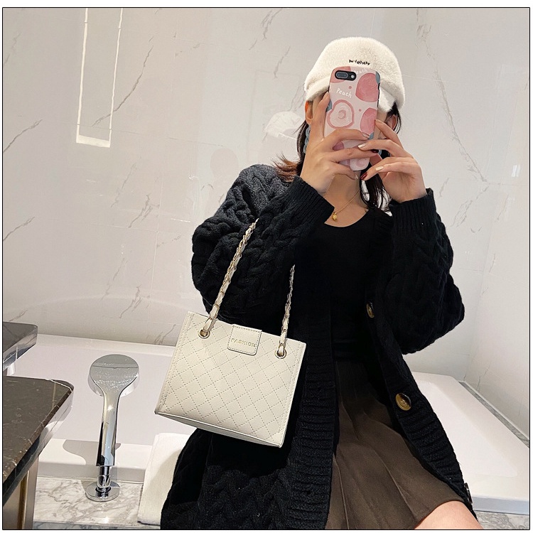 Túi da nữ cặp nách họa tiết ô lưới màu trắng hình vuông kích thước lớn và dây đeo chuỗi xích cá tính