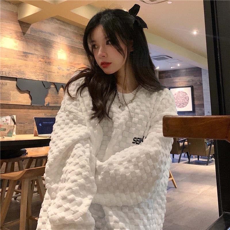Áo dài tay cổ tròn chữ ngực hoạ tiết nổi style Ulzzang