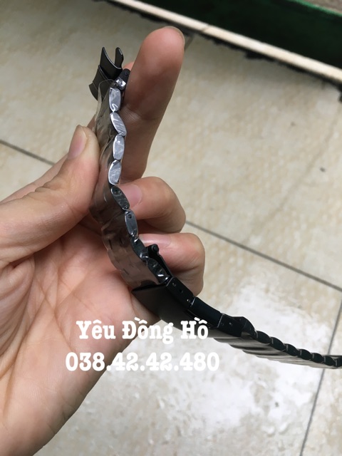 Dây đồng hồ inox đúc màu đen.