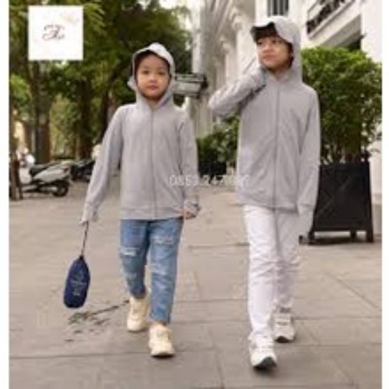 Áo chống nắng trẻ em UNIQLO thiết kể 2 kiểu dáng cho bé trai bé gái
