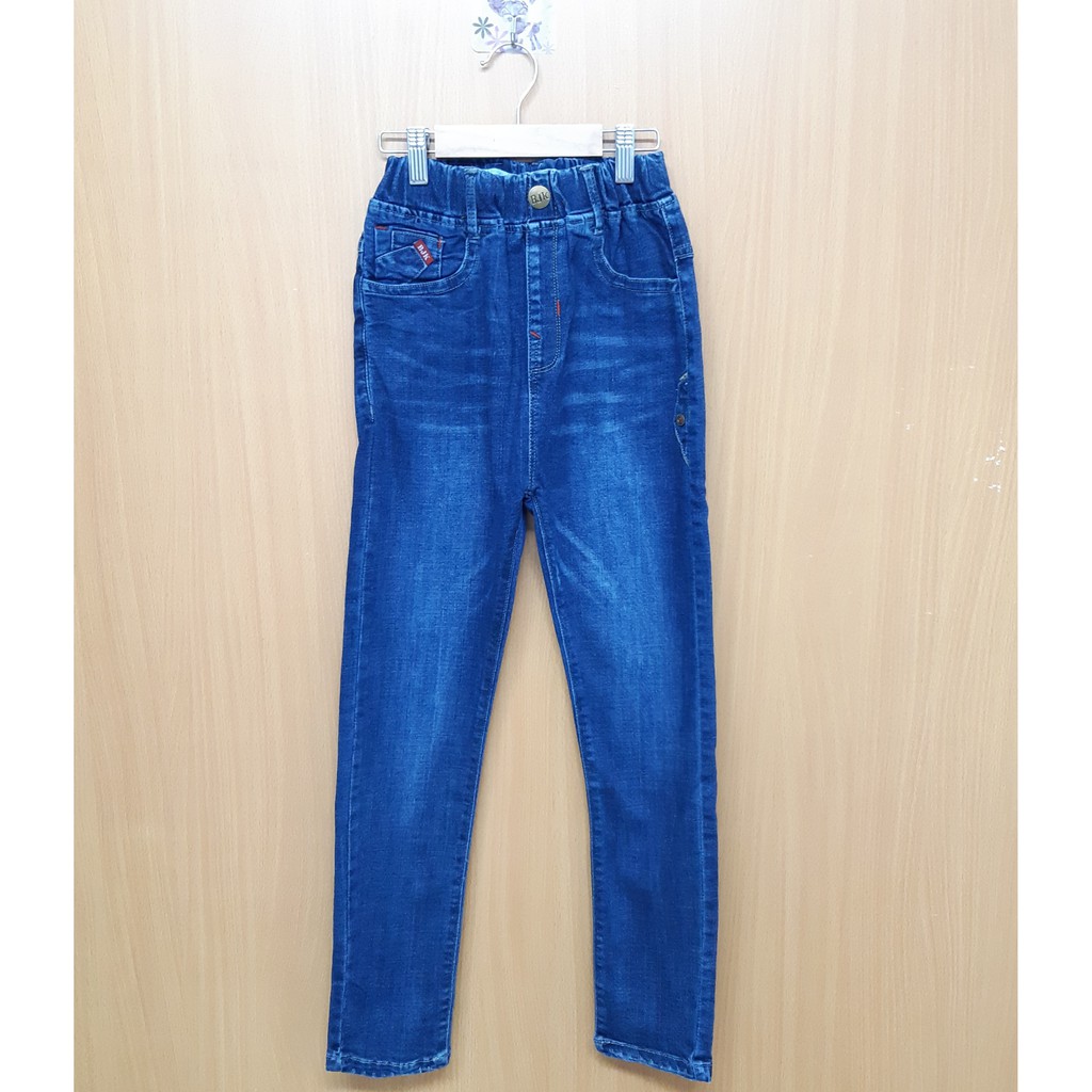 DG149-Q-05- Quần jean dài bé trai, màu xanh nhạt, in chỉ nổi, chất jean dày dặn co giãn nhẹ, mad ein Việt Nam