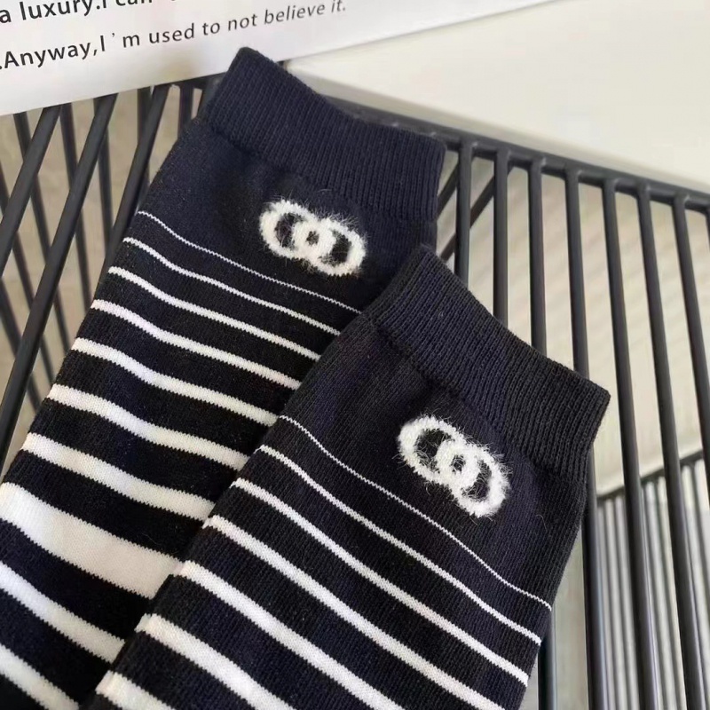 Vớ Thể Thao Cổ Cao Vừa Kẻ Sọc Trắng Đen In Chữ LOGO Cho Nam Và Nữ