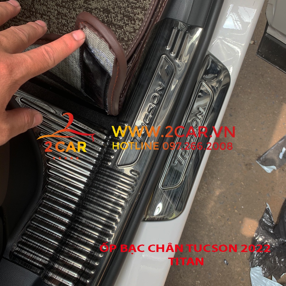 Ốp bậc chân trong, ngoài xe HYUNDAI TUCSON 2022- 2023 chất liệu Titan chữ dập nổi cao cấp