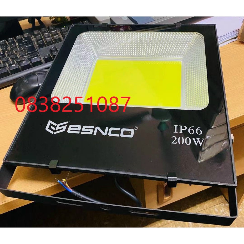 Đèn pha led 200W đủ công suất cho sân bóng đá, công trình, biển quảng cáo lắp đặt ngoài trời chống nước