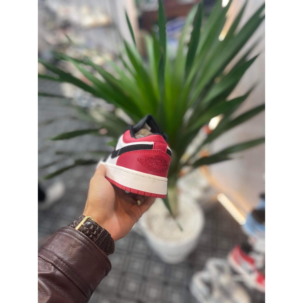 Giày 𝐉𝐨𝐫𝐝𝐚𝐧 𝐜ổ 𝐭𝐡ấ𝐩 ⚡️𝐅𝐑𝐄𝐄 𝐒𝐇𝐈𝐏⚡️ Giày 𝐉𝐨𝐫𝐝𝐚𝐧 đỏ đen cổ thấp nam nữ hàng cao cấp full box bill | BigBuy360 - bigbuy360.vn