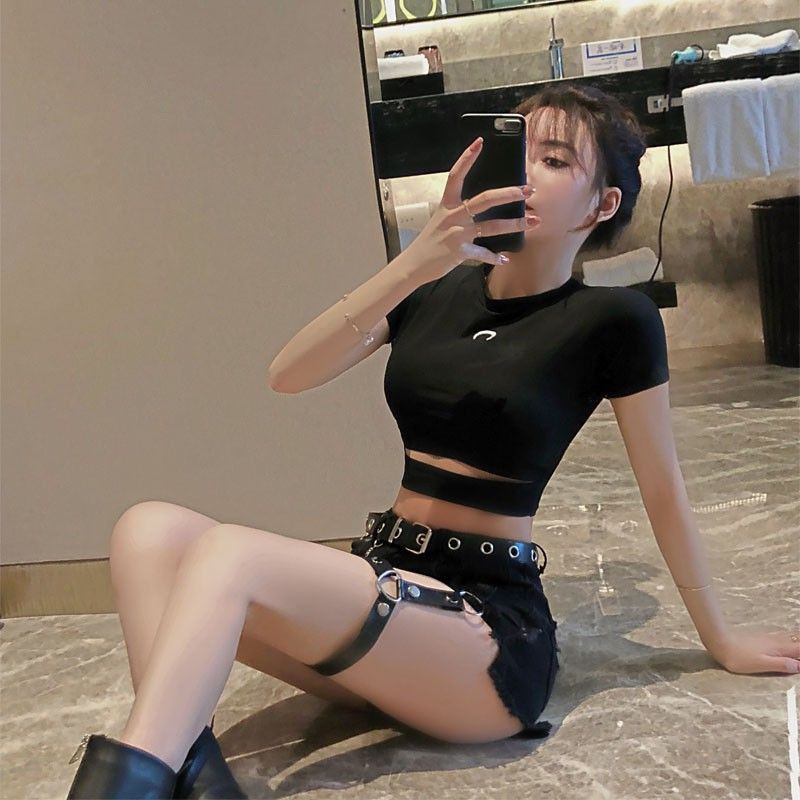 [ORDER] Set áo thun ôm tay ngắn croptop + quần jeans đen ngắn phối vòng đeo chân chocker ulzzang ( có bán riêng )