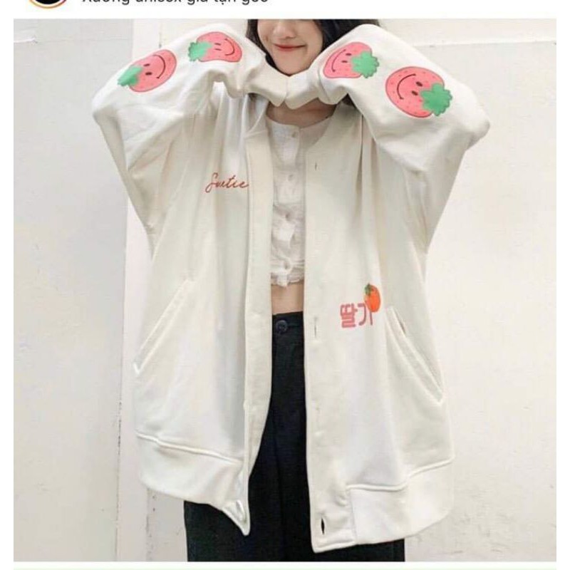 Áo khoác cardigan trắng cài nút hình quả dâu