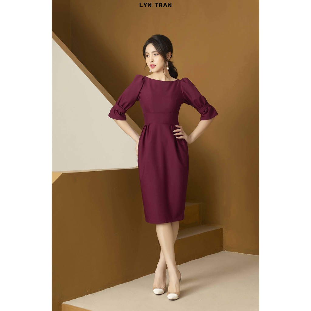 Đầm ôm cổ thuyền vai bồng Lyntran DO-02L váy ôm tay lỡ cách điệu với đai nhỏ tại khuỷu tay