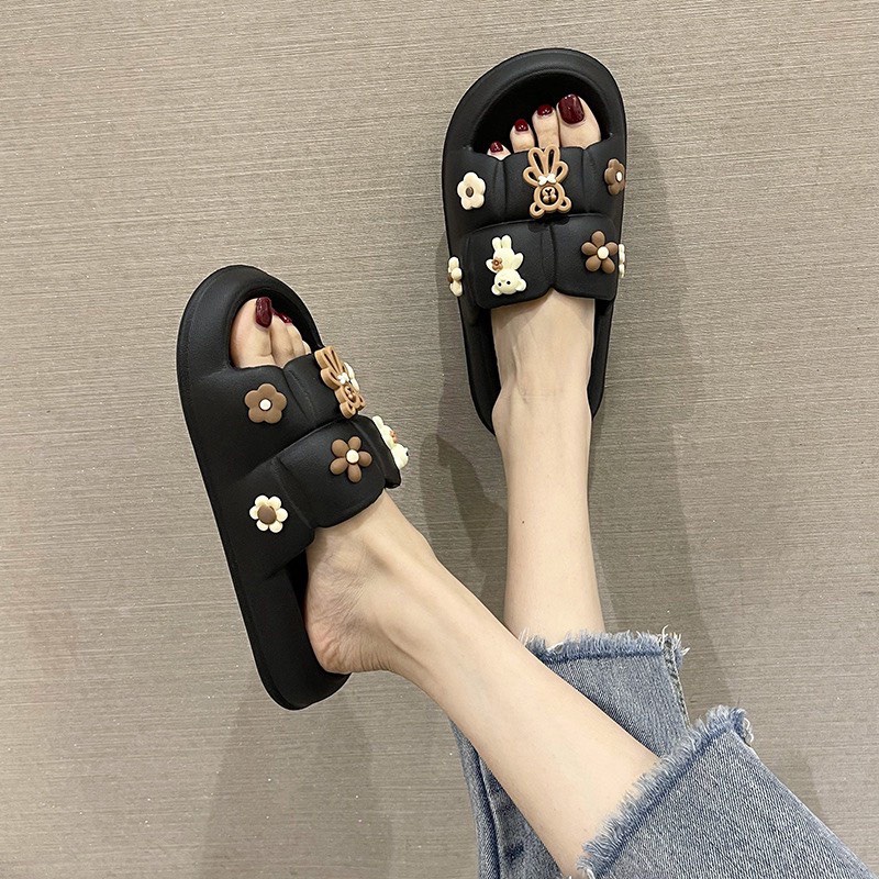 Dép Quai Ngang Nữ Chao Cao Cấp Sẵn Kèm Đính Sticker Hình Gấu Và Bông Hoa Chất Liệu Cao Su Cực Êm Chân HOT NEW