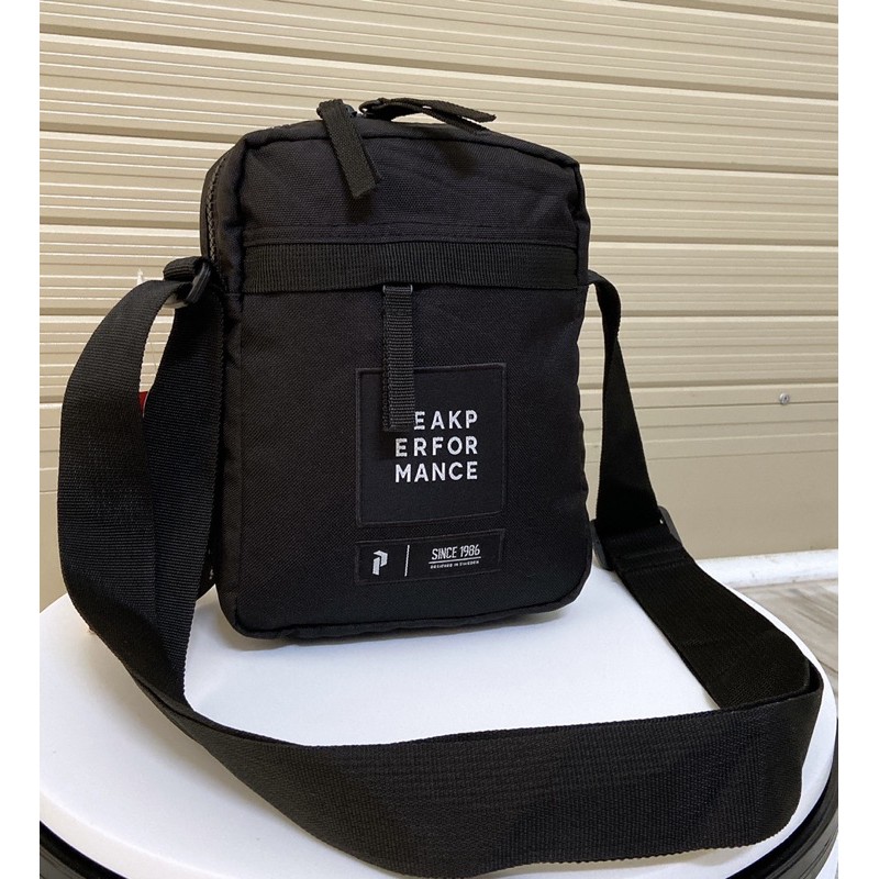 Túi đeo chéo mini nam nữ thời trang Peak Performance Andy Bag basic vừa ipad chống nước QASA