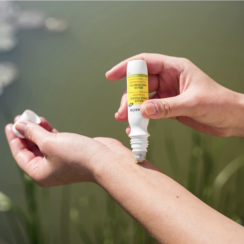 Cây lăn tinh dầu hữu cơ Pranarom làm dịu vết muỗi cắn cho bé từ 3 tuổi 15ml date 11/2024