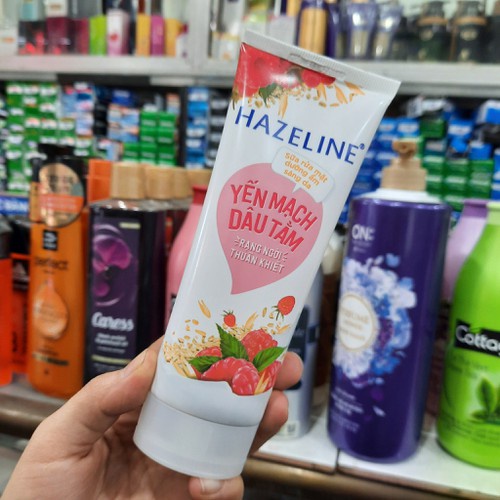 Sữa rửa mặt dưỡng ẩm sáng da Hazeline Yến Mạch Dâu Tằm 100g
