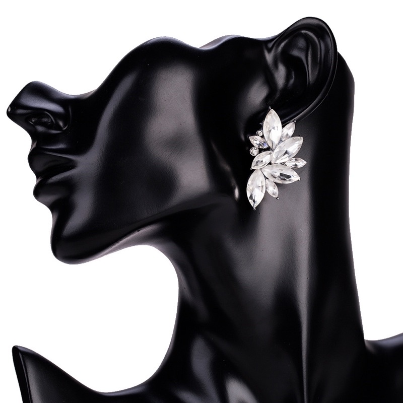 Bông tai đá đi tiệc