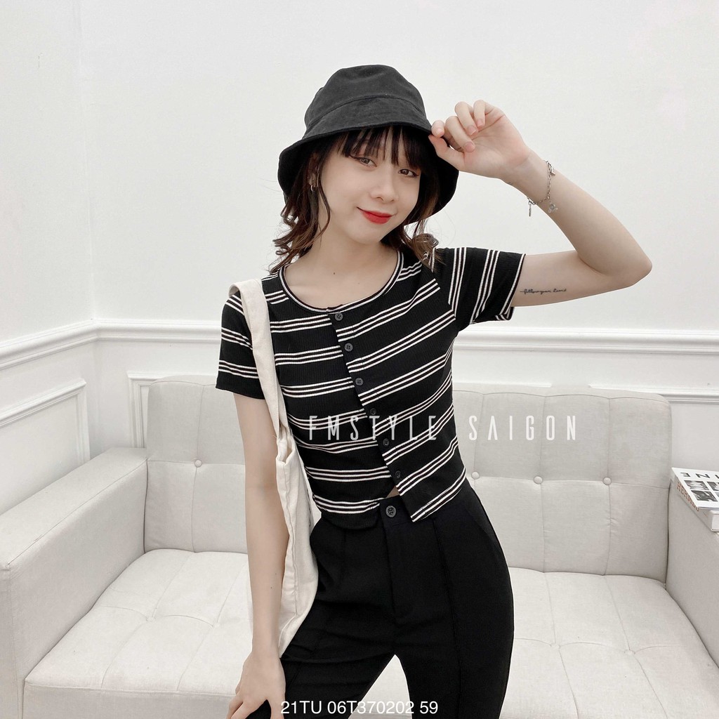 Áo thun tay ngắn crop gài nút chéo ulzzang thời trang nữ Fmstyle Saigon 21TU06T370202 | BigBuy360 - bigbuy360.vn