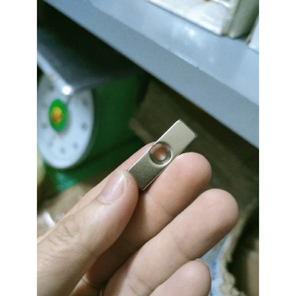 Nam châm viên dài 3cm có lỗ bắt vít bàn tủ gỗ siêu chắc chắn hít mạnh
