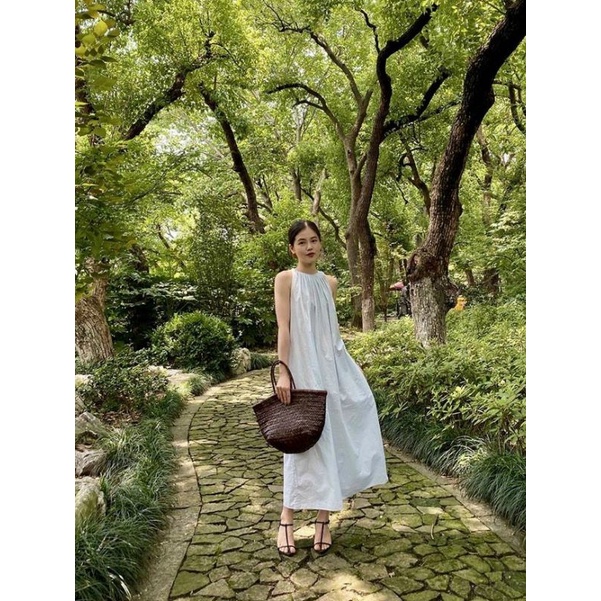 Đầm suông dáng rộng, cổ tròn xếp li cách điệu, cài nút sau cổ