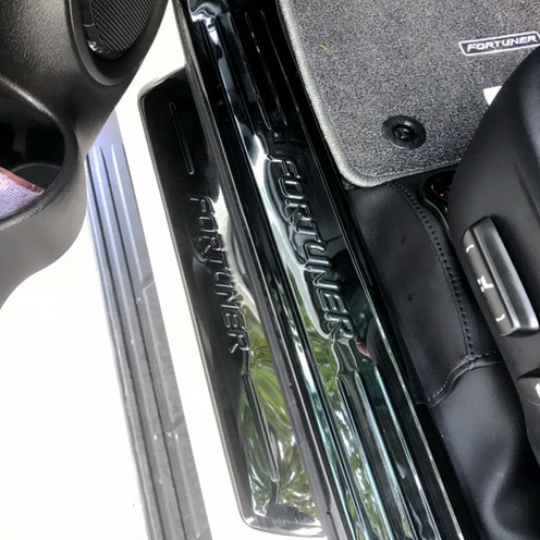 Nẹp cửa xe, ốp bậc cửa xe Fortuner 2017 2018 2019 2020 2021 2022 mẫu Titan