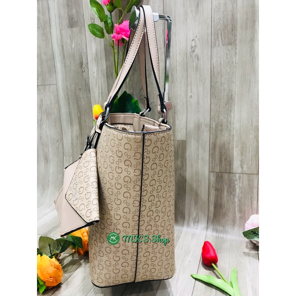 TÚI TOTE ĐEO VAI GUESS MÀU NÂU NHẠT - SIZE 30CM