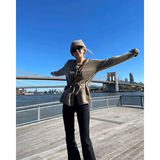 Áo cardigan len xám thắt eo giống Rosé BLACKPINK