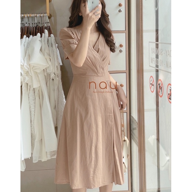 Đầm cổ V midi tà chéo xếp li 2 màu nâu/trắng