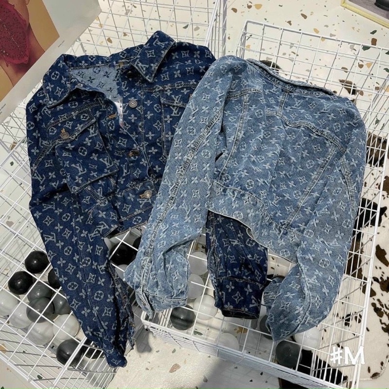 Áo khoác jean dệt họa tiết cổ bẻ phối túi hộp hai bên tay dài!