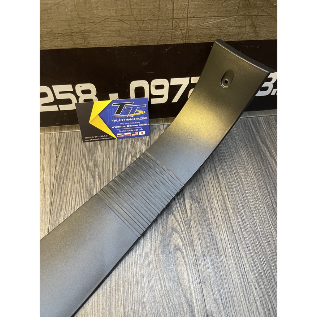 Yếm đen giữa Su Sport/Xipo/RGV/Satria 2K (Nhám) Zin