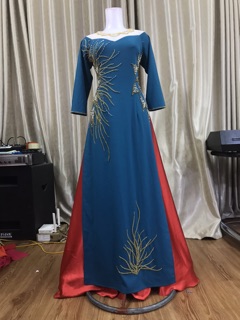 Áo dài mẹ xanh cổ vịt đính pha lê