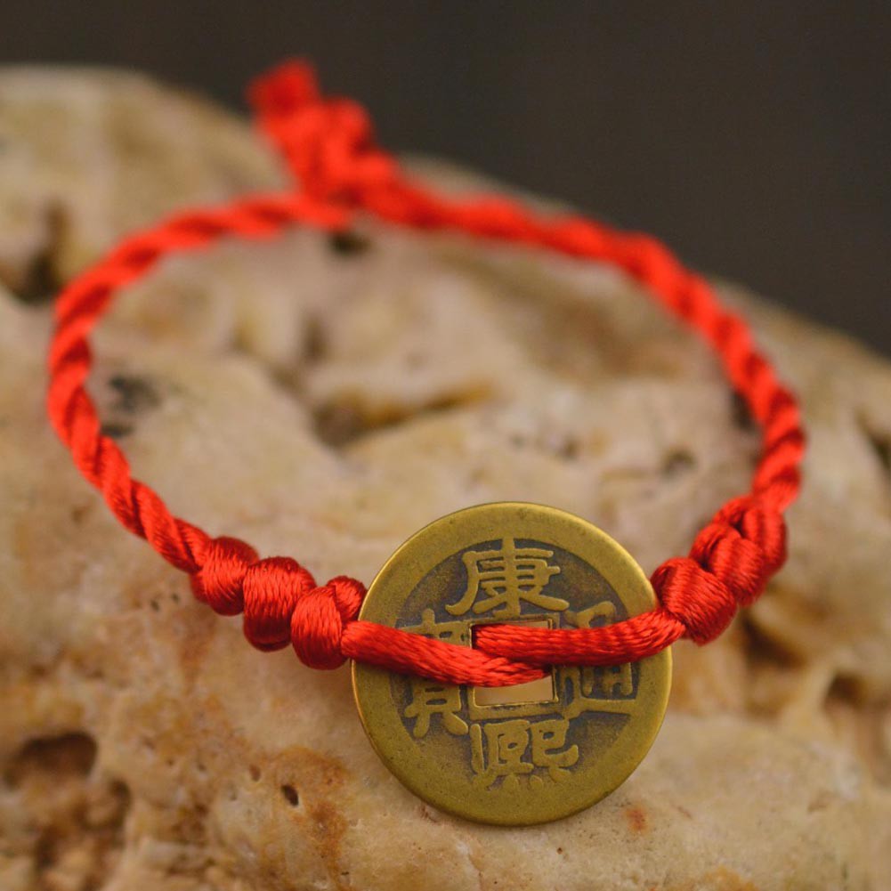 Vòng tay dây bện đỏ thiết kế mặt 3 đồng tiền mang lại may mắn | BigBuy360 - bigbuy360.vn