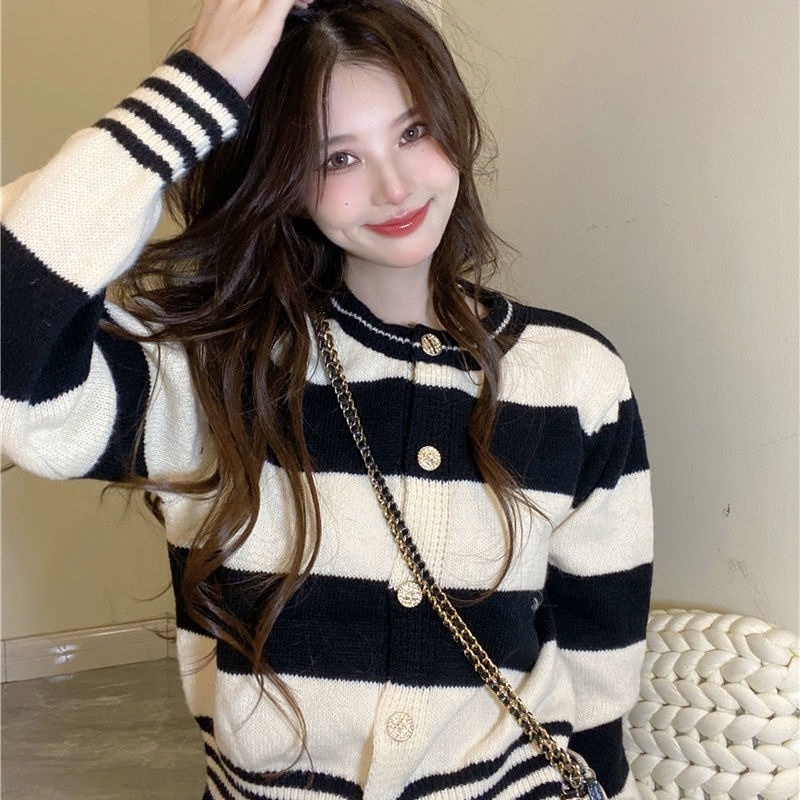 Áo khoác Cardigan dệt kim tay dài cổ tròn họa tiết kẻ sọc trắng đen tương phản thời trang thu đông cho nữ