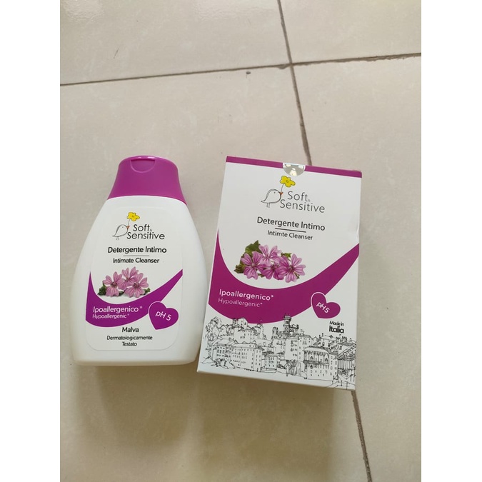 Dung dịch vệ sinh Soft & Sensitive chiết xuất từ hoa Cẩm Quỳ - Sự dịu dàng đến từ nước Ý (Chai 200ml)