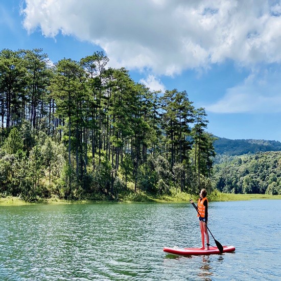 [EVoucher Vietravel] Đà Lạt: Chèo Thuyền Sup Hồ Tuyền Lâm 1/2 ngày (Sáng hoặc chiều)