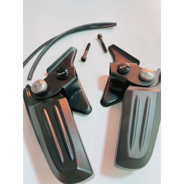 Cặp gác chân sau Vespa Sprint màu đen nhám, hàng đẹp sắc nét phụ kiện như hình