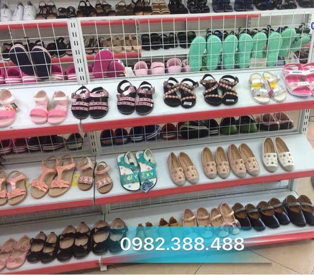 Kệ trưng bày giày dép cho cửa hàng