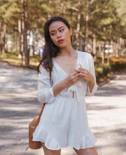Jum đỏ nơ ngực