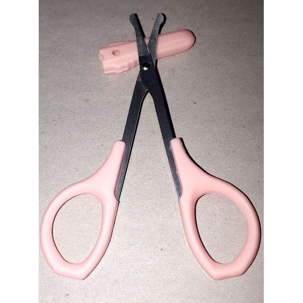 Một chiếc kéo mini dài 9 cm dùng cắt lông mi hoặc lông mũi bằng thép không gỉ có đầu bầu an toàn