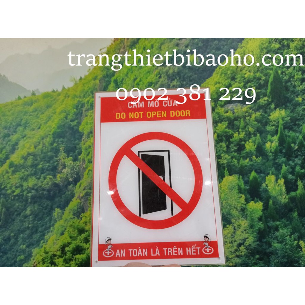 Biển báo mica Cấm mở cửa (Do not open the door) kích thước 20 x30cm