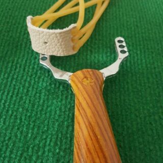 Ná dây cao su cán gỗ cực đẹp