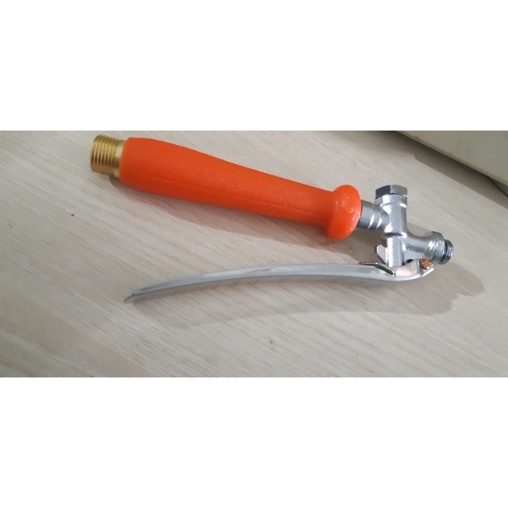 Tay cầm bình xịt thuốc khóa bóp