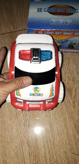 Chiếc xe mô hình Police bằng nhựa có nhạc và đèn led tặng kèm pin