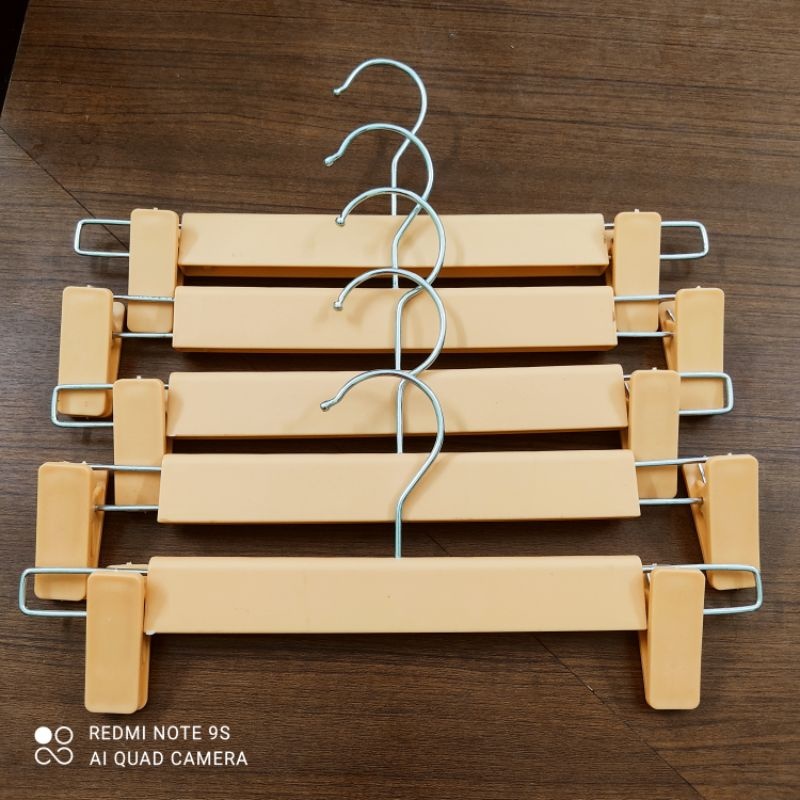Móc treo quần áo- kẹp quần bằng nhựa- 2 màu vàng,giả gỗ,thay đổi kích thước,đầu móc xoay