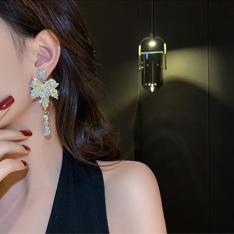 Đôi Bông Tai Hình Chiếc Lá Đính Đá Thời Trang Cho Nữ